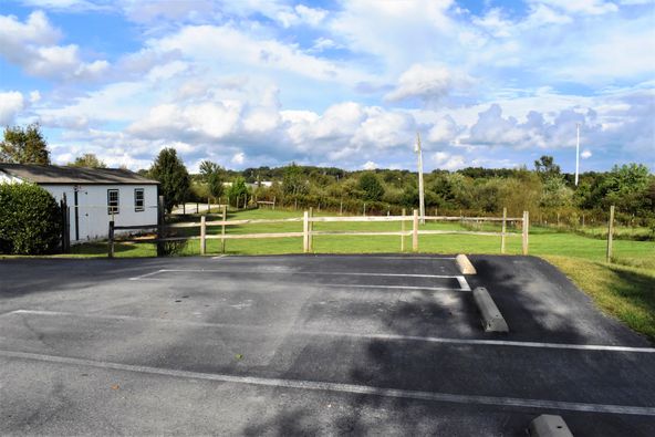 Bed & Biscuit: 153 Fence Ln, Crossville, TN 38571